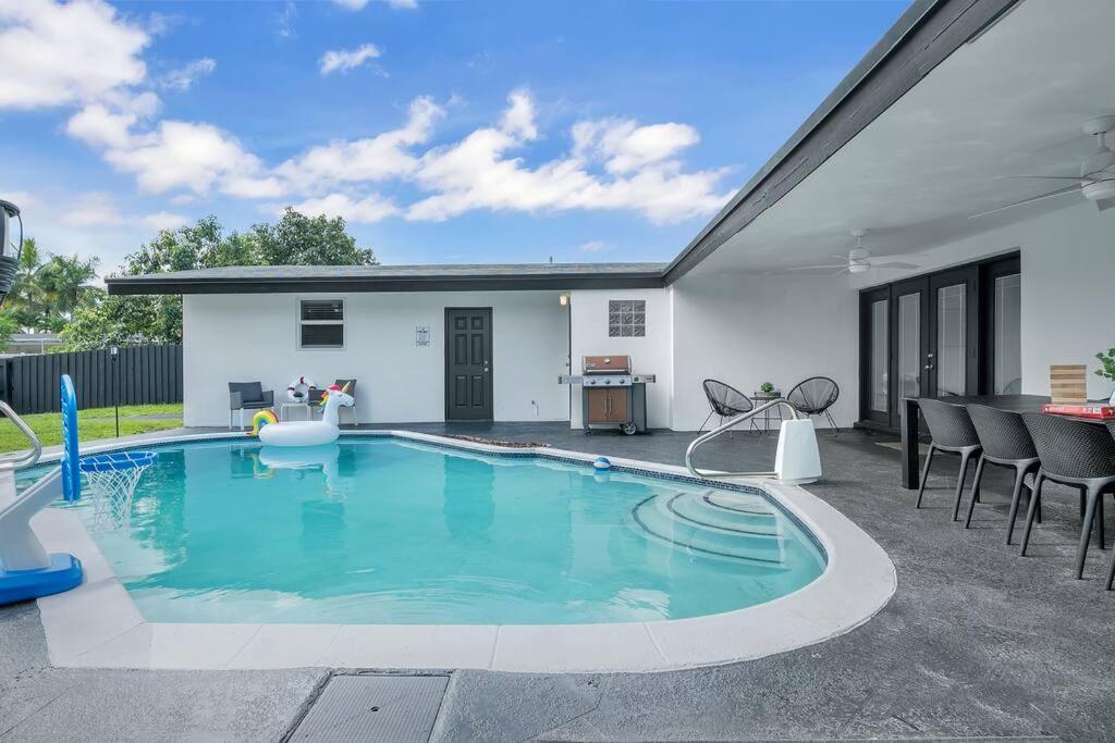 Traveler's Dream Heated Pool 24/7 Gym Hot Tub Holiday home *