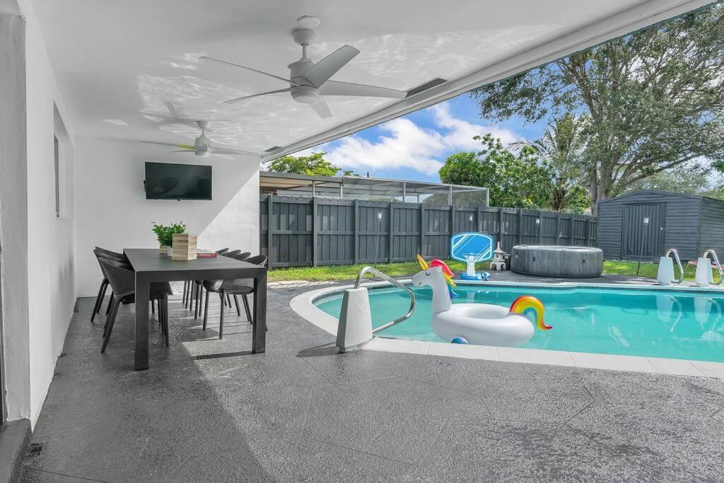 Holiday home Traveler's Dream Heated Pool 24/7 Gym Hot Tub